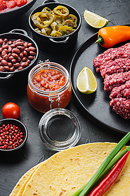 포토 JPG 해외이미지 식재료 검은배경 콩 쟁반 실내 샌드위치 사람없음 준비 멕시코음식 다진고기 미니파프리카 살사소스 토르티야 할라피뇨 다짐육 케사디야 해외포토 음식 백그라운드 고추 곡류 서양음식 육류 내부 검은색 소스_음식 파일형식 이미지허브
