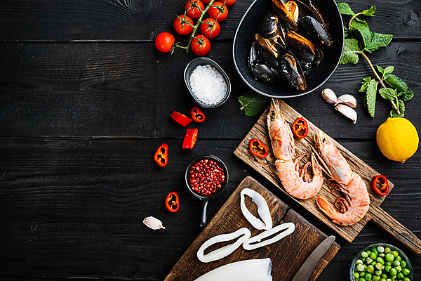 포토 JPG 해외이미지 백그라운드 재료 검은배경 새우 마늘 사람없음 세트 전통음식 신선 레몬 허브 해산물 오징어 완두콩 날것 나무바닥 소금 홍합 스페인요리 통후추 파에야 카피스페이스 해외포토 식물 전통 음식 채소 과일 어패류 콩 바닥 연체동물 서양음식 갑각류 검은색 수중동물 공백 스페인 후추 파일형식 이미지허브