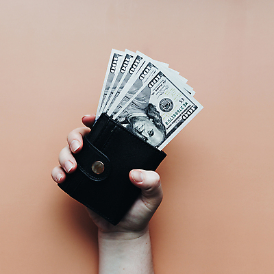 포토 JPG 해외이미지 1 손 종이 백그라운드 컨셉 지폐 돈 비즈니스 성공 사람없음 금융 경제 쇼핑 쌓기 달러 쪽지 미국 저축 흰색 잡기 지갑 재산 가죽 심볼 보따리 투자 결제 흙더미 계산서 욕심 월급 대출 빚 고립 세금 수입 해외포토 컬러 북아메리카 모션 신체부위 흙 파일형식 더미 이미지허브