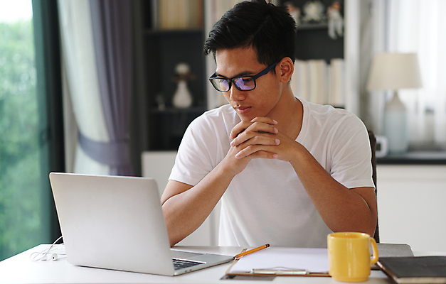 포토 JPG 해외이미지 학생 비즈니스 사업가 거리 주택 한명 동양인 10대 컴퓨터 업무 작업 비즈니스맨 온라인 소셜 온라인강의 웨비나 해외포토 직업 1 남자 청소년 사람 인종 건물 전자제품 직장인 강의 세미나 파일형식 언택트 이미지허브