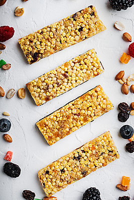 포토 JPG 해외이미지 실내 사람없음 달콤 흰배경 블루베리 산딸기 땅콩 일렬 건강식품 블랙베리 에너지바 해외포토 음식 백그라운드 과일 건강 내부 견과류 흰색 맛 파일형식 이미지허브