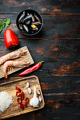 포토 JPG 해외이미지 접시 백그라운드 고추 새우 파프리카 마늘 사람없음 전통음식 쌀 해산물 날것 홍합 나무도마 나무쟁반 스페인요리 파에야 카피스페이스 해외포토 전통 식기 음식 채소 어패류 곡류 도마 쟁반 서양음식 갑각류 목재 공백 스페인 파일형식 이미지허브