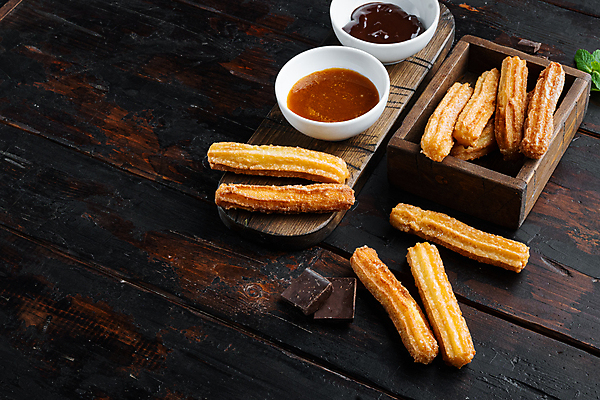 포토 JPG 해외이미지 그릇 사람없음 초콜릿 튀김 달콤 설탕 허브 꿀 나무접시 츄러스 나무배경 해외포토 식물 식기 접시 음식 백그라운드 디저트 맛 파일형식 이미지허브