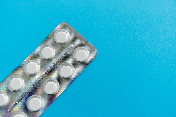 포토 JPG 해외이미지 백그라운드 포장 건강 사람없음 알약 약 은박지 파란배경 비타민제 카피스페이스 해외포토 의학 파란색 공백 비타민 파일형식 이미지허브