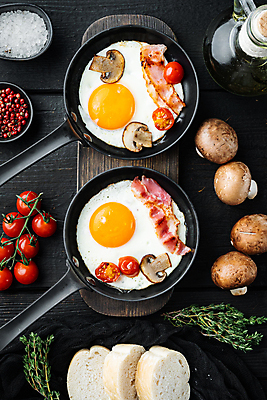 포토 JPG 해외이미지 음식 빵 방울토마토 사람없음 하이앵글 계란 버섯 프라이팬 기름 계란프라이 계란요리 허브 브런치 양송이 베이컨 나무도마 해외포토 식물 뷰포인트 토마토 주방용품 도마 돼지고기 요리 목재 알 식사 파일형식 이미지허브