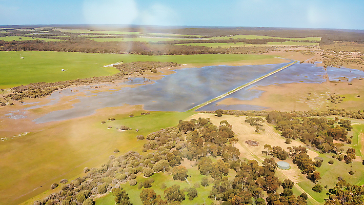 포토 JPG 해외이미지 나무 도로 모래 섬 여행 자연 휴가 안테나 파노라마 풍경 사람없음 야외 여름 관광지 햇빛 흰색 시골 호주 북쪽 캥거루 드론 해외포토 식물 계절 길 컬러 통신 포유류 교통시설 촬영기법 태양 오세아니아 방향 생태계 파일형식 이미지허브