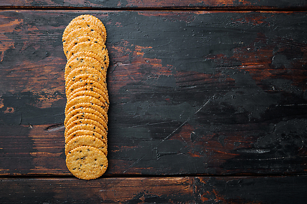 포토 JPG 해외이미지 실내 사람없음 크래커 원형 일렬 나무배경 해외포토 도형 백그라운드 내부 쿠키 파일형식 이미지허브