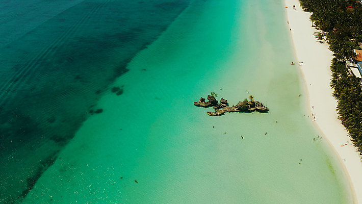 포토 JPG 해외이미지 모래 바다 섬 여행 하늘 호텔 휴가 해변 사람없음 건물 물 파란색 모래사장 맑음 흰색 만 보트 고급 산호 휴양지 암초 보라카이 석호 조감도 터키석 해외포토 자연요소 건축물 컬러 컨셉 배_교통 숙소 날씨 필리핀 장소 자포동물 보석 파일형식 이미지허브