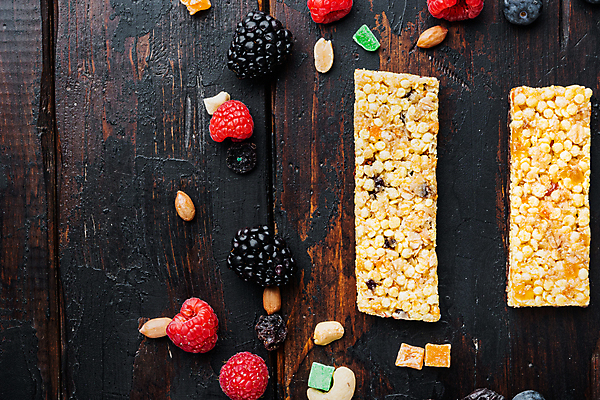 포토 JPG 해외이미지 바닥 실내 사람없음 하이앵글 달콤 산딸기 땅콩 건강식품 블랙베리 에너지바 카피스페이스 해외포토 음식 뷰포인트 과일 건강 내부 공백 견과류 맛 파일형식 이미지허브