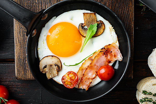 포토 JPG 해외이미지 음식 채소 방울토마토 사람없음 하이앵글 계란 버섯 프라이팬 계란프라이 계란요리 브런치 양송이 베이컨 해외포토 뷰포인트 토마토 주방용품 돼지고기 요리 알 식사 파일형식 이미지허브