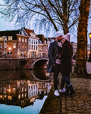 포토 JPG 해외이미지 백인 전통 라이프스타일 커플 여자 행복 유럽 여행 겨울 데이트 관계 휴가 거리 키스 함께함 발렌타인데이 사랑 사람 야외 두명 여름 도시풍경 여행객 신혼여행 도시 날짜 네덜란드 운하 방문 타운 해외포토 서양인 계절 감정 나라 결혼 컨셉 데이이벤트 풍경 생활 애정표현 파일형식 이미지허브