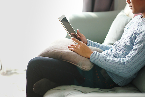 포토 JPG 해외이미지 학생 비즈니스 사업가 거리 주택 한명 동양인 10대 컴퓨터 알약 업무 작업 비즈니스맨 온라인 소셜 온라인강의 웨비나 해외포토 직업 1 남자 청소년 사람 인종 건물 전자제품 약 직장인 강의 세미나 파일형식 언택트 이미지허브