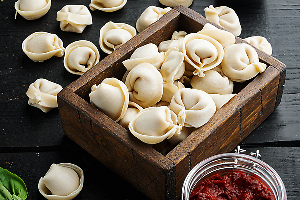 포토 JPG 해외이미지 검은배경 실내 사람없음 이탈리아음식 바질 나무그릇 라비올리 해외포토 그릇 백그라운드 서양음식 내부 목재 검은색 파일형식 이미지허브