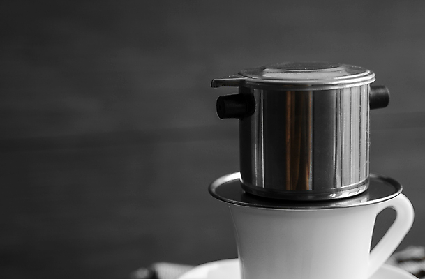 포토 JPG 해외이미지 커피 사람없음 금속 머그컵 나무탁자 포타필터 해외포토 음료 재질 탁자 컵 커피용품 파일형식 이미지허브