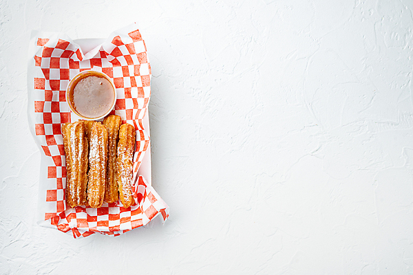 포토 JPG 해외이미지 디저트 실내 사람없음 하이앵글 흰배경 츄러스 카피스페이스 해외포토 음식 뷰포인트 백그라운드 내부 공백 흰색 파일형식 이미지허브