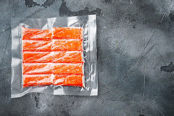 포토 JPG 해외이미지 식재료 회색배경 실내 사람없음 하이앵글 신선 맛살 비닐포장 진공 카피스페이스 진공포장 해외포토 음식 뷰포인트 백그라운드 포장 내부 공백 회색 파일형식 이미지허브