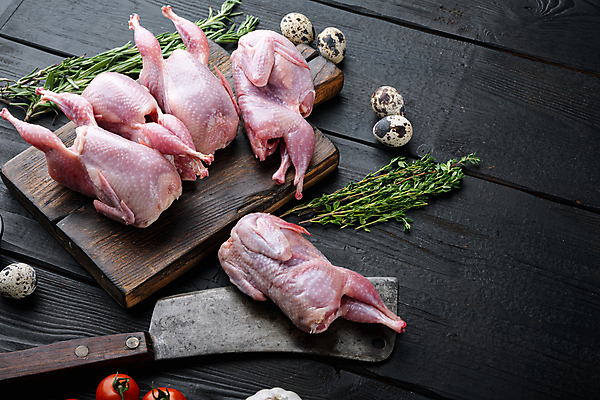 포토 JPG 해외이미지 식재료 실내 생고기 육류 사람없음 허브 식칼 메추리알 나무도마 메추리 나무배경 해외포토 식물 백그라운드 주방용품 도마 내부 목재 알 파일형식 이미지허브