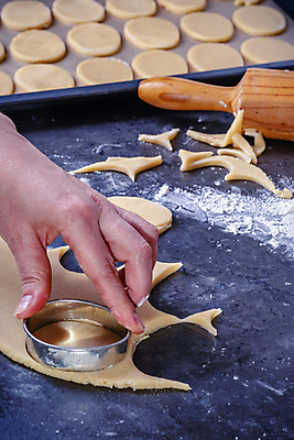 포토 JPG 해외이미지 손 음식 빵 크리스마스 탁자 부활절 주택 피자 요리 사람없음 쿠키 케이크 주방 빵집 굽기 준비 반죽 만들기 롤 레시피 시트 밀가루반죽 제빵사 페스츄리 핸드메이드 해외포토 직업 기념일 가구 모션 디저트 패스트푸드 서양음식 건물 신체부위 상점 구이 파일형식 이미지허브