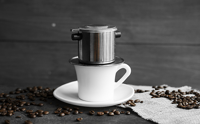 포토 JPG 해외이미지 커피 사람없음 금속 머그컵 컵받침 나무탁자 포타필터 해외포토 음료 재질 탁자 컵 받침대 커피용품 파일형식 이미지허브