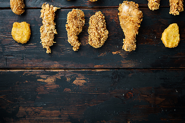 포토 JPG 해외이미지 조각 검은배경 패스트푸드 요리 사람없음 치킨 튀김 나무바닥 치킨너겟 카피스페이스 텐더 해외포토 음식 백그라운드 바닥 검은색 공백 인스턴트 닭고기요리 파일형식 이미지허브