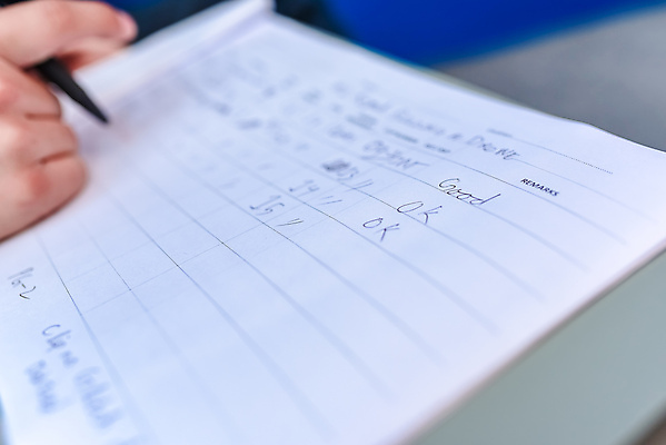 포토 JPG 해외이미지 직업 손 남자 컨셉 비즈니스 손가락 교실 학교 협력 함께함 대화 사람 사람없음 두명 사무실 펜 쪽지 작업 도움 기자 잡지 토론 동료 계약 검색 보고서 컨설턴트 페이지 비서 회계 보험 조언 필기체 브레인스토밍 해외포토 문자 교육 관계 말하기 신체부위 간행물 경제 필기구 전문직 상담 파일형식 이미지허브