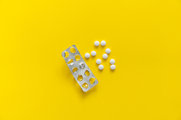 포토 JPG 해외이미지 백그라운드 포장 건강 사람없음 알약 약 은박지 노란배경 비타민제 카피스페이스 해외포토 의학 노란색 공백 비타민 파일형식 이미지허브