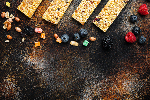 포토 JPG 해외이미지 바닥 실내 사람없음 하이앵글 달콤 블루베리 산딸기 땅콩 건강식품 블랙베리 에너지바 카피스페이스 해외포토 음식 뷰포인트 과일 건강 내부 공백 견과류 맛 파일형식 이미지허브