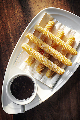 포토 JPG 해외이미지 접시 음식 사람없음 하이앵글 햇빛 아침식사 초코시럽 츄러스 해외포토 식기 뷰포인트 디저트 태양 초콜릿 식사 시럽 파일형식 이미지허브