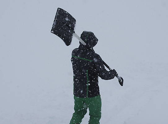 포토 JPG 해외이미지 남자 겨울 한명 들기 상반신 성인 옆모습 청소 눈치우기 제설 폭설 눈내림 성인남자한명만 겨울풍경 제설도구 넉가래 해외포토 1 계절 뷰포인트 모션 눈_날씨 사람 풍경 도구 자연재해 치우기 남자한명만 성인남자만 파일형식 이미지허브