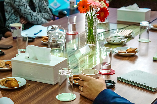 포토 JPG 해외이미지 음식 컨셉 비즈니스 통신 탁자 회의 휴가 협력 세포 관리 사람 사람없음 컵 태블릿 사무실 알약 파티 쿠키 디지털 공백 마시기 작업 비즈니스맨 비즈니스우먼 그룹 어플리케이션 먹기 동료 약속 머핀 커뮤니티 점심식사 단절 정중 카피스페이스 해외포토 식기 여자 남자 빵 가구 관계 모션 디저트 이벤트 전자제품 스마트기기 약 식사 직장인 파일형식 이미지허브