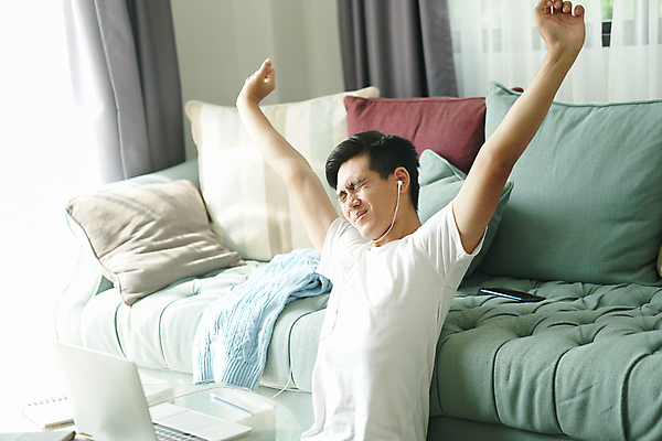 포토 JPG 해외이미지 학생 라이프스타일 이어폰 인터넷 비즈니스 사업가 통신 거리 주택 피곤 한명 동양인 10대 노트북 컴퓨터 스트레칭 업무 작업 비즈니스맨 온라인 소셜 온라인강의 웨비나 해외포토 직업 1 남자 음향기기 컨셉 청소년 사람 인종 건물 생활 전자제품 운동 직장인 강의 세미나 파일형식 언택트 이미지허브