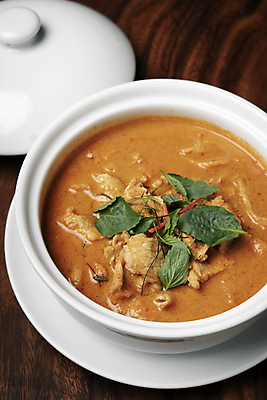 포토 JPG 해외이미지 전통 접시 백그라운드 태국 탁자 요리 동양인 사람없음 목재 빨간색 흰색 사발 크림 매움 심플 코코넛 카레 해외포토 나무 식기 아시아 음식 컬러 가구 과일 재료 인종 사기그릇 맛 파일형식 이미지허브