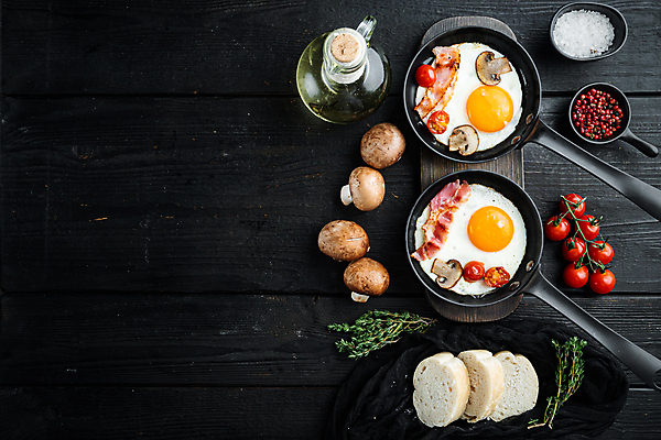 포토 JPG 해외이미지 음식 빵 방울토마토 사람없음 하이앵글 계란 버섯 프라이팬 계란프라이 계란요리 브런치 양송이 베이컨 나무도마 카피스페이스 해외포토 뷰포인트 토마토 주방용품 도마 돼지고기 요리 목재 알 식사 공백 파일형식 이미지허브