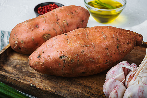 포토 JPG 해외이미지 실내 근접촬영 사람없음 올리브오일 흰배경 고구마 나무쟁반 통마늘 해외포토 뷰포인트 백그라운드 뿌리채소 쟁반 마늘 내부 목재 흰색 기름_음식 파일형식 이미지허브