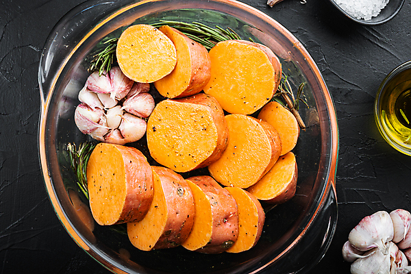 포토 JPG 해외이미지 검은배경 단면 실내 사람없음 하이앵글 올리브오일 냄비 슬라이스 고구마 로즈메리 통마늘 해외포토 뷰포인트 백그라운드 뿌리채소 마늘 내부 검은색 기름_음식 솥 허브 파일형식 이미지허브