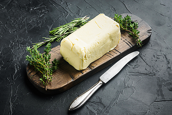 포토 JPG 해외이미지 식재료 검은배경 실내 사람없음 나이프 허브 버터 나무도마 해외포토 식물 식기 백그라운드 도마 내부 목재 검은색 칼 파일형식 이미지허브