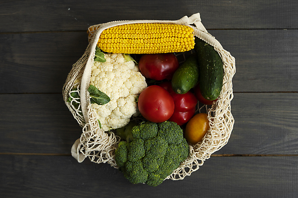 포토 JPG 해외이미지 토마토 오이 파프리카 실내 옥수수 사람없음 하이앵글 자연보호 그린캠페인 브로콜리 에코 친환경 담기 친환경제품 컬리플라워 제로웨이스트 나무배경 네트백 해외포토 캠페인 뷰포인트 백그라운드 채소 가방 모션 자연 곡류 내부 환경 보호 사회이슈 파일형식 이미지허브