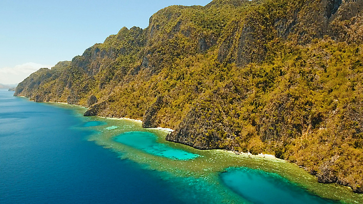 포토 JPG 해외이미지 나무 구름 아시아 바다 섬 여행 자연 휴가 산 안테나 손바닥 풍경 사람없음 목재 물 여름 파란색 햇빛 태양 뷰티 맑음 바위 만 열대우림 항공 장면 암초 석호 드론 조감도 터키석 파라다이스 해외포토 자연요소 식물 손 계절 나라 컬러 재료 통신 날씨 돌_바위 숲 보석 생태계 파일형식 이미지허브