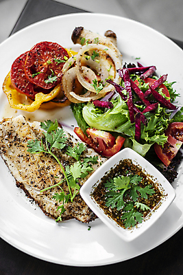 포토 JPG 해외이미지 접시 음식 채소 건강 어류 사람없음 빛 컬러풀 식사 샐러드 신선 그릴 먹기 해외포토 식기 컬러 모션 주방용품 수중동물 파일형식 이미지허브