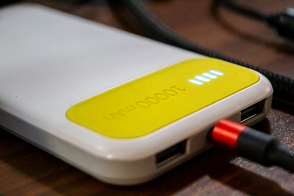 포토 JPG 해외이미지 인터넷 통신 모바일 세포 말하기 사람없음 스마트폰 핸드폰 디지털 힘 에너지 흰색 긴급 코드 연결 휴대용 플러스 USB 전화기 가득함 고객 스마트 오브젝트 서비스 전자 팩 부름 충전 베터리 요금 공급 해외포토 기호 컬러 컨셉 모션 전자제품 스마트기기 화장품 파일형식 이미지허브