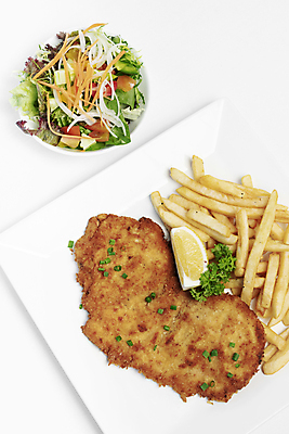 포토 JPG 해외이미지 전통 접시 음식 백그라운드 탁자 육류 돼지고기 요리 사람없음 식사 샐러드 튀김 감자튀김 흰색 심플 빵가루 해외포토 식기 컬러 가구 식재료 감자 파일형식 이미지허브