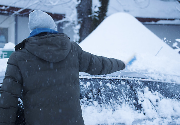 포토 JPG 해외이미지 남자 도로 자동차 한명 상반신 성인 뒷모습 청소 눈치우기 제설 눈내림 성인남자한명만 겨울풍경 해외포토 1 길 육상교통 뷰포인트 겨울 교통시설 눈_날씨 사람 풍경 치우기 남자한명만 성인남자만 파일형식 이미지허브