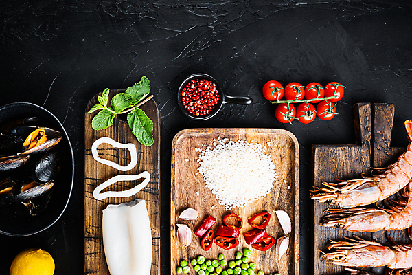 포토 JPG 해외이미지 접시 백그라운드 방울토마토 고추 검은배경 새우 마늘 사람없음 전통음식 쌀 레몬 허브 해산물 오징어 날것 홍합 나무도마 나무쟁반 스페인요리 통후추 파에야 해외포토 식물 전통 식기 음식 토마토 채소 과일 어패류 곡류 연체동물 도마 쟁반 서양음식 갑각류 목재 검은색 수중동물 스페인 후추 파일형식 이미지허브