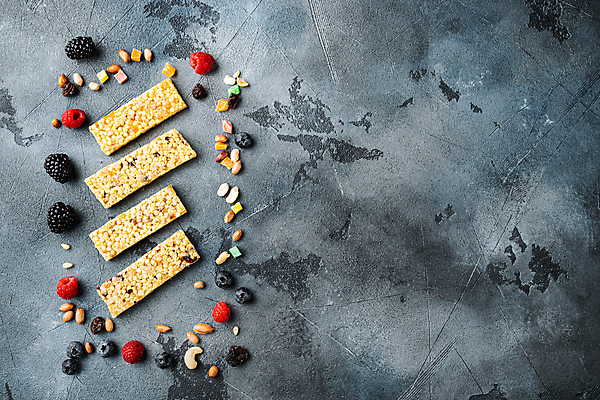 포토 JPG 해외이미지 회색배경 실내 사람없음 하이앵글 달콤 블루베리 산딸기 땅콩 일렬 건강식품 블랙베리 에너지바 카피스페이스 해외포토 음식 뷰포인트 백그라운드 과일 건강 내부 공백 회색 견과류 맛 파일형식 이미지허브