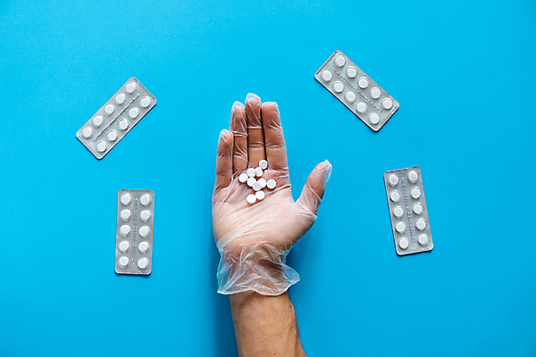 포토 JPG 해외이미지 손 백그라운드 포장 건강 신체부위 알약 약 은박지 파란배경 비닐장갑 비타민제 카피스페이스 해외포토 장갑 의학 사람 파란색 공백 비타민 파일형식 이미지허브
