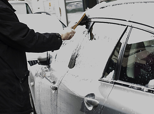 포토 JPG 해외이미지 남자 겨울 자동차 한명 들기 상반신 성인 옆모습 빗자루 청소 눈치우기 쓸기 제설 눈내림 성인남자한명만 겨울풍경 해외포토 1 계절 육상교통 뷰포인트 모션 눈_날씨 사람 풍경 청소도구 치우기 남자한명만 성인남자만 파일형식 이미지허브