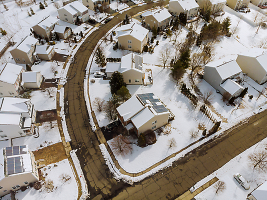 포토 JPG 해외이미지 도로 겨울 지붕 거리 주택 안테나 파노라마 사람없음 야외 미국 시골 도시 재산 지역 이웃 개발 교외 조감도 눈내림 해외포토 계절 길 북아메리카 통신 교통시설 눈_날씨 촬영기법 건물 금융 파일형식 이미지허브