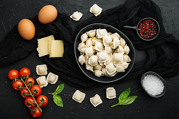 포토 JPG 해외이미지 그릇 방울토마토 검은배경 치즈 실내 사람없음 계란 이탈리아음식 소금 후추 바질 라비올리 해외포토 식기 백그라운드 토마토 유제품 서양음식 내부 알 검은색 향신료 파일형식 이미지허브