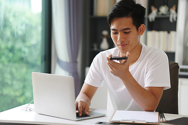 포토 JPG 해외이미지 학생 라이프스타일 인터넷 비즈니스 사업가 통신 모바일 주택 대화 한명 동양인 내부 10대 스마트폰 핸드폰 컴퓨터 업무 비즈니스맨 온라인 프리랜서 해외포토 직업 1 남자 청소년 말하기 사람 인종 건물 생활 전자제품 스마트기기 작업 직장인 파일형식 이미지허브