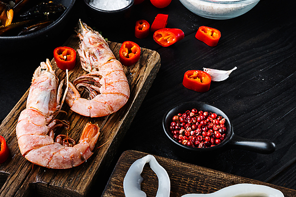 포토 JPG 해외이미지 접시 백그라운드 재료 고추 새우 마늘 사람없음 전통음식 신선 해산물 오징어 날것 슬라이스 홍합 나무도마 스페인요리 파에야 해외포토 전통 식기 음식 채소 어패류 연체동물 도마 서양음식 갑각류 목재 수중동물 스페인 파일형식 이미지허브